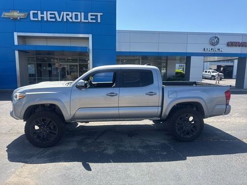 Used 2017 Toyota Tacoma TRD Sport w/ Tow Package (A/T) image 2