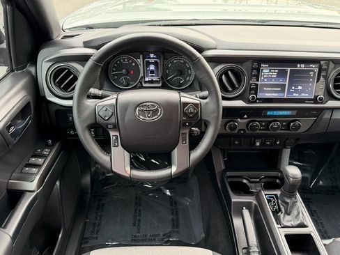 Used 2022 Toyota Tacoma TRD Sport image 12