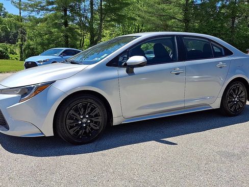 Used 2021 Toyota Corolla LE FWD image 5