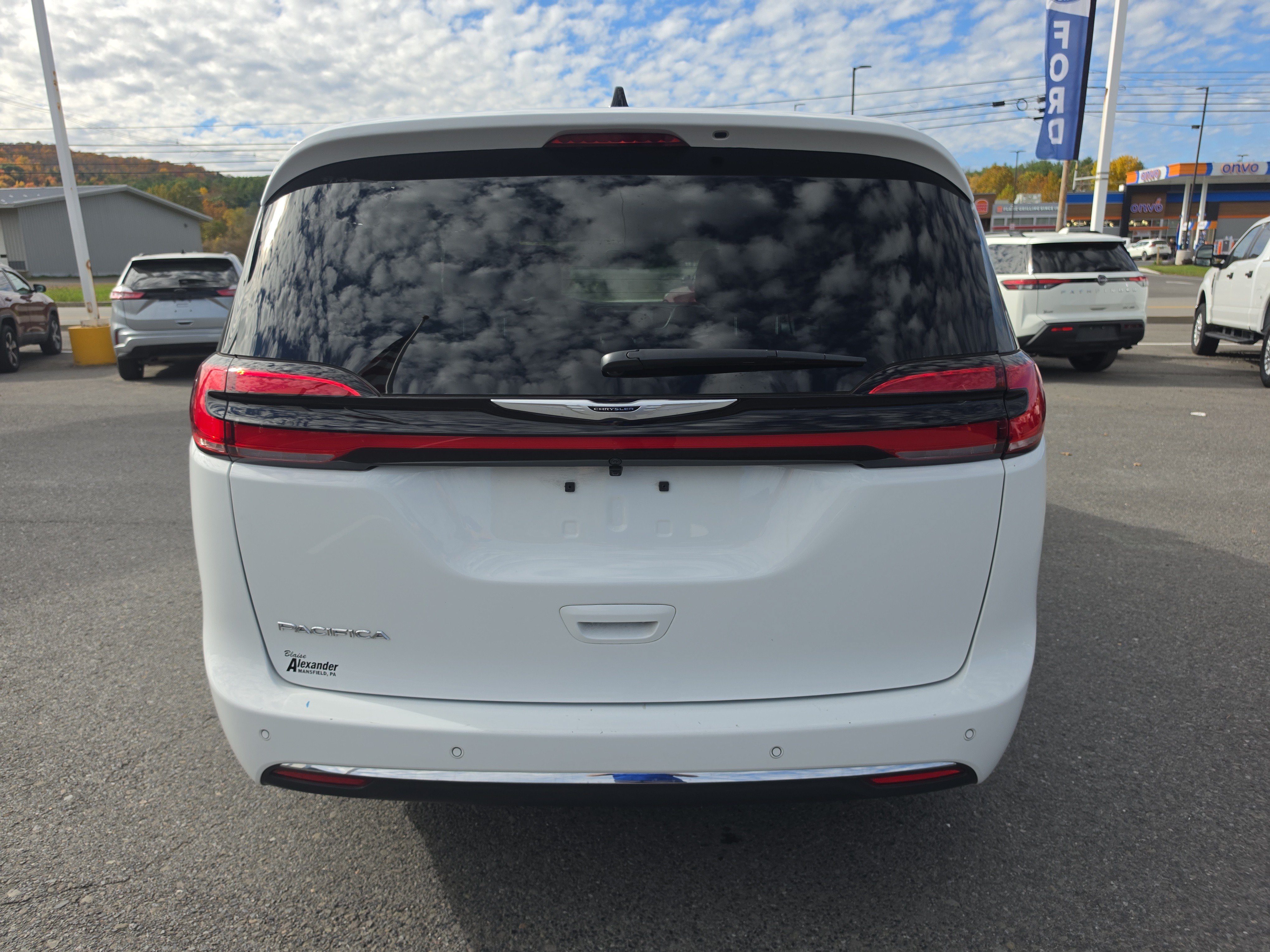 Used 2026 Chrysler Pacifica Select FWD image 4