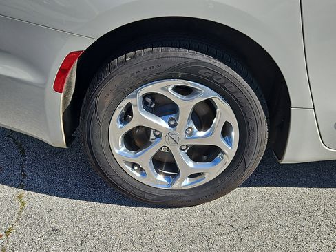 Used 2021 Chrysler Pacifica Limited w/ Uconnect Theater Family Group image 5