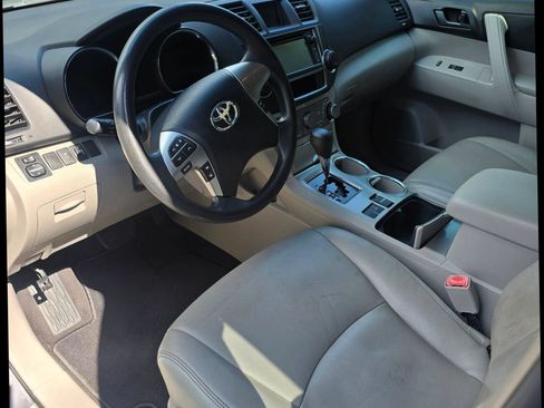 Used 2013 Toyota Highlander FWD image 16