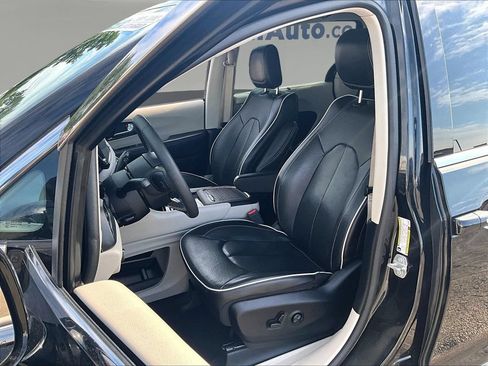 Used 2023 Chrysler Pacifica Limited FWD image 24