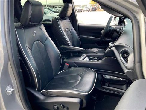 Certified 2025 Chrysler Pacifica Limited image 9