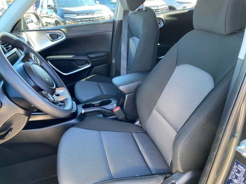 Used 2025 Kia Soul LX w/ LX Technology Package FWD image 24