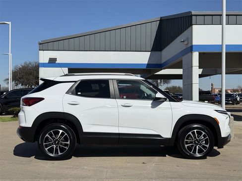 Used 2025 Chevrolet TrailBlazer LT image 2