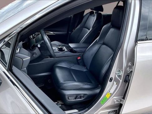 Used 2024 Toyota Venza XLE image 18