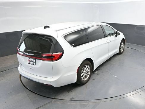 Used 2023 Chrysler Pacifica Touring-L FWD image 38