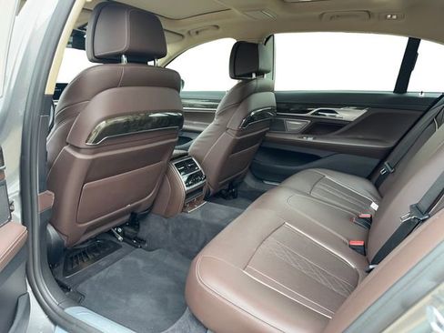 Used 2018 BMW 740i image 9