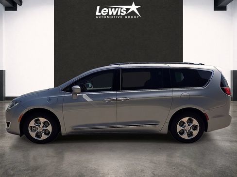 Used 2019 Chrysler Pacifica Touring-L FWD image 2