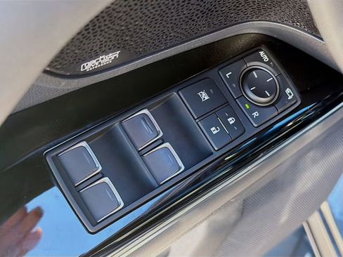 Used 2023 Lexus LX 600 4WD w/ Luxury Package image 25