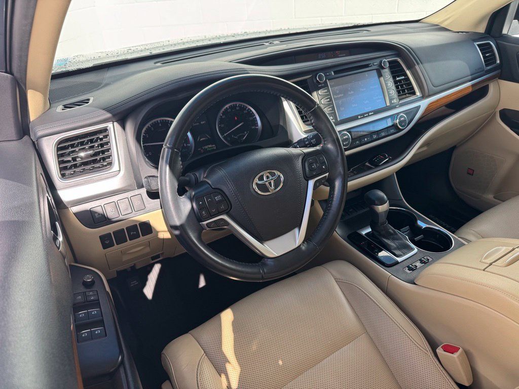 Used 2019 Toyota Highlander Limited FWD image 3