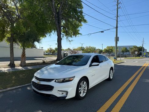 Used 2018 Chevrolet Malibu LT FWD image 2