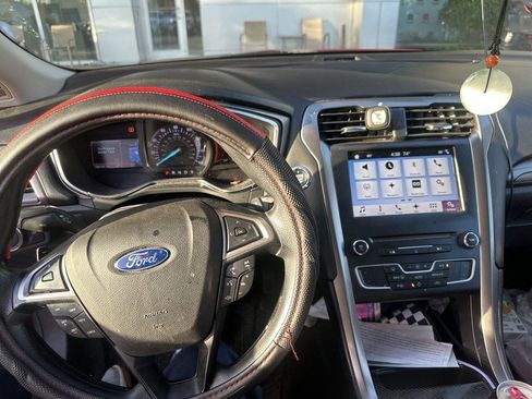 Used 2017 Ford Fusion SE w/ Fusion SE Technology Package image 4