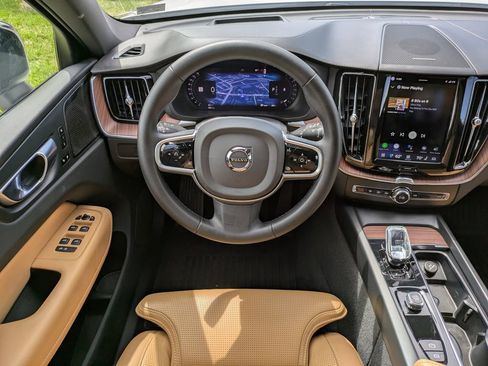 Certified 2023 Volvo XC60 B6 Ultimate w/ Protection Package Premier AWD/4WD image 16