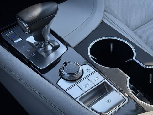 Used 2025 Genesis G70 2.5T image 31