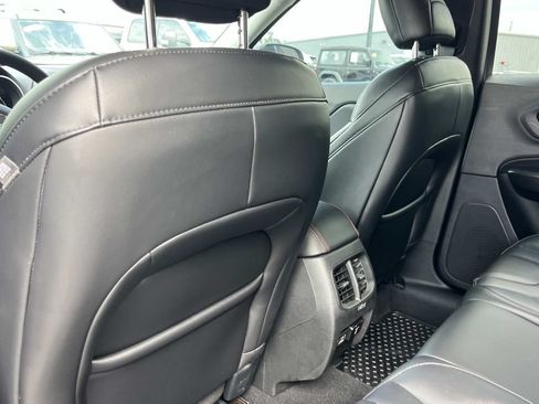 Used 2021 Jeep Cherokee Trailhawk AWD/4WD image 23