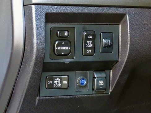 Used 2014 Toyota Tundra SR5 w/ SR5 Upgrade Package AWD/4WD image 27