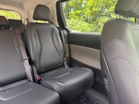 Used 2026 Kia Carnival FWD image 40