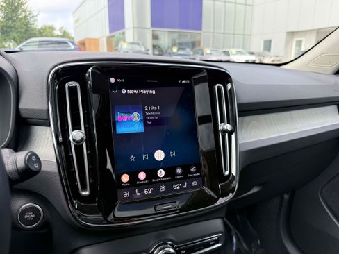 Certified 2025 Volvo XC40 B5 Plus AWD/4WD image 24
