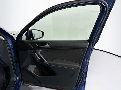 Used 2018 Volkswagen Tiguan S image 29