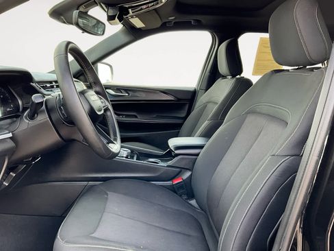 Used 2024 Jeep Grand Cherokee Laredo X image 13