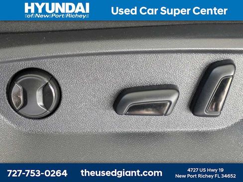 Used 2024 Volkswagen Atlas SE FWD image 25