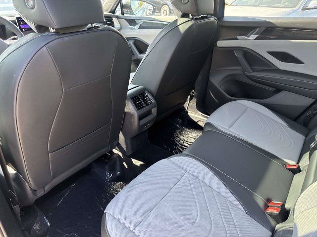 New 2026 Volkswagen Tiguan SE R-Line FWD image 10