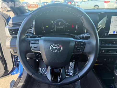 Used 2025 Toyota Camry SE w/ Convenience Package image 16