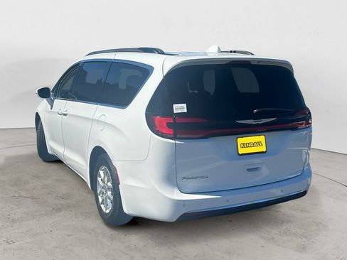 Used 2022 Chrysler Pacifica Touring-L FWD image 3
