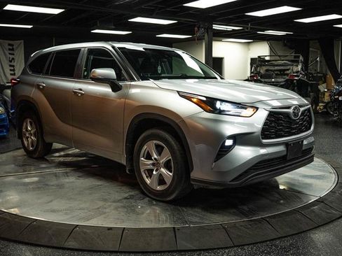 Used 2024 Toyota Highlander LE image 5
