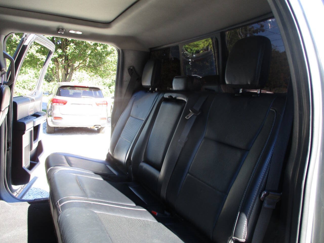 Used 2019 Ford F350 Lariat w/ Camper Package AWD/4WD image 37