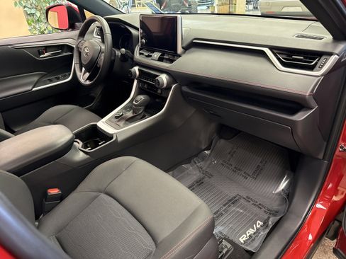 Used 2024 Toyota RAV4 SE w/ Weather & Moonroof Package image 17
