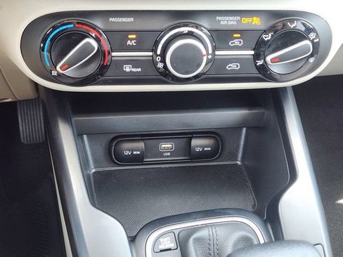 Used 2025 Kia Soul LX w/ LX Technology Package FWD image 19