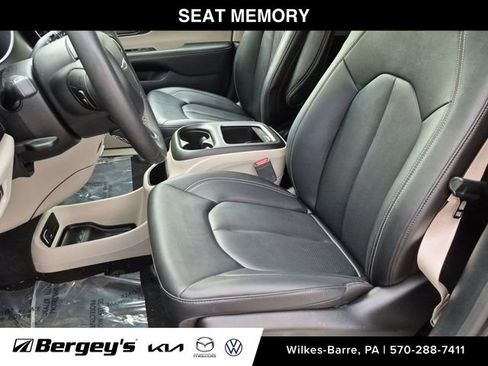 Used 2024 Chrysler Pacifica Touring-L FWD image 13