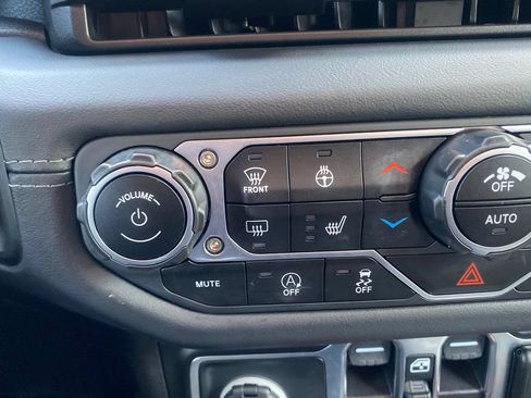 Used 2025 Jeep Wrangler Unlimited Sahara AWD/4WD image 28