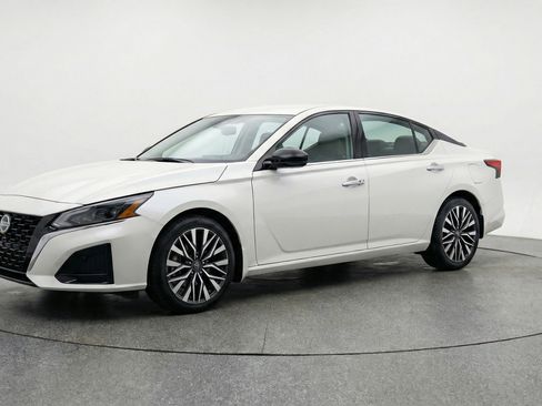 Used 2025 Nissan Altima 2.5 SV image 3