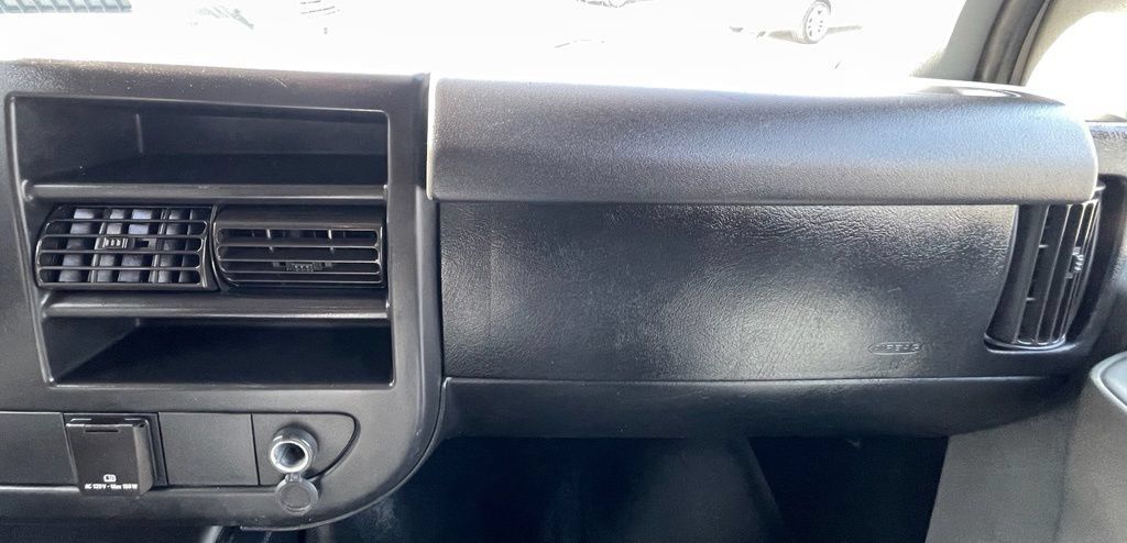 Used 2017 Chevrolet Express 2500 Extended RWD image 25
