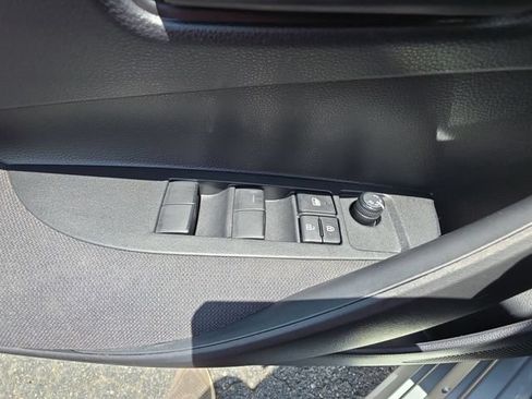 Used 2022 Toyota Corolla LE FWD image 28