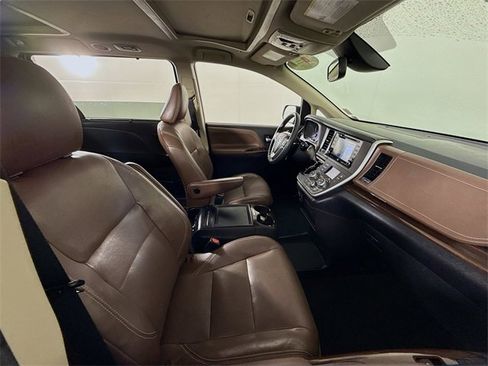 Used 2020 Toyota Sienna Limited image 25
