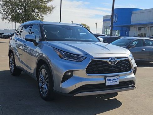 Used 2021 Toyota Highlander Platinum image 3