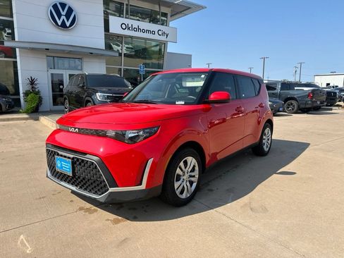 Used 2023 Kia Soul LX FWD image 1