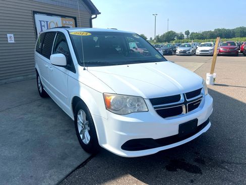 Used 2014 Dodge Grand Caravan SXT image 3
