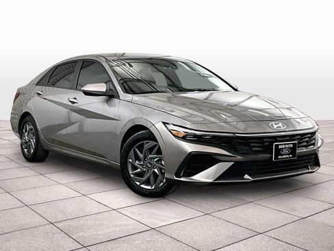 Used 2025 Hyundai Elantra Hybrid FWD image 2