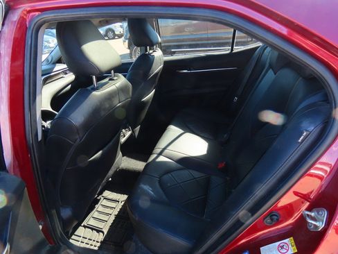 Used 2018 Toyota Camry XLE image 16