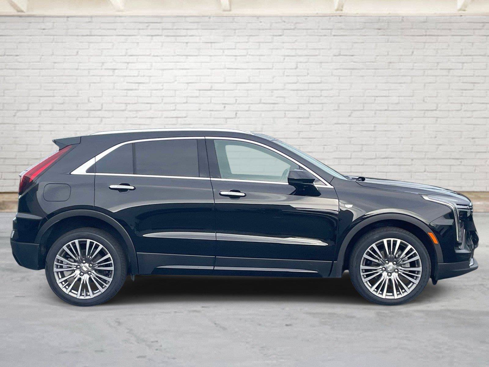 Certified 2024 Cadillac XT4 Premium Luxury FWD image 2