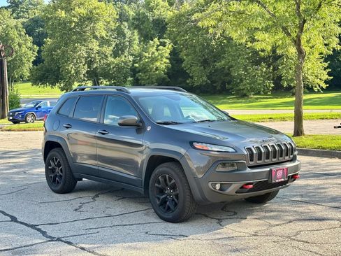 Used 2015 Jeep Cherokee Trailhawk w/ Comfort/Convenience Group AWD/4WD image 3