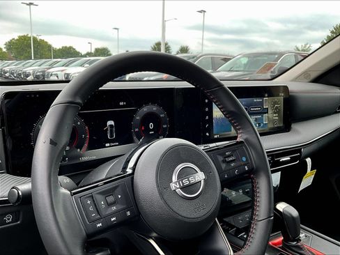Used 2025 Nissan Kicks SR FWD image 5