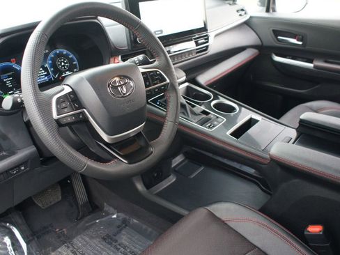 Used 2025 Toyota Sienna XSE w/ XSE Premium Package image 13