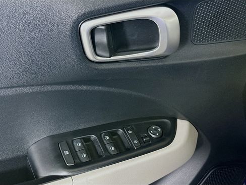 Used 2022 Hyundai Venue SEL image 14